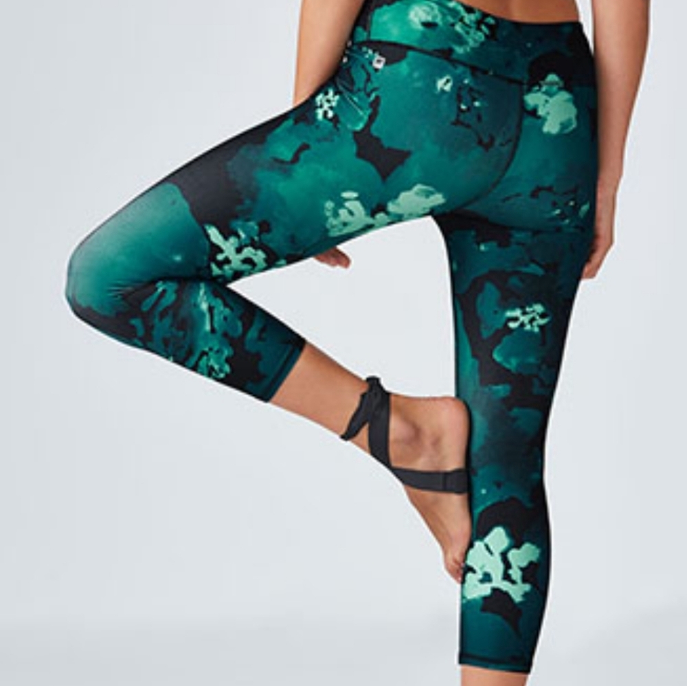 fabletics • nocturnal define mid-rise capri leggings